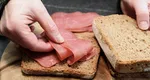 O femeie s-a îmbolnăvit după ce a mâncat un sandwich dintr-un supermarket. Incredibil ce scria pe etichetă