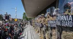 Poliţia din Los Angeles a decretat starea de urgenţă pe timp de noapte şi operează arestări în masă ale celor care încalcă măsura. Mişcările de stradă se extind în New York