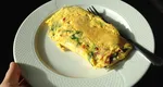 Ce să pui în omletă ca să iasă pufoasă și gustoasă. Ingredientul banal pe care bucătarii îl adaugă în tigaie