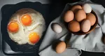 Ce semnifică prezența unei pete roșii în albușul oului și care sunt riscurile asociate, potrivit specialiștilor