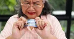 Avertisment pentru pensionarii din România! Semnătura care te poate face dator la bancă