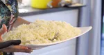 Ce să pui în apa în care fierbe orezul ca să iasă delicios. Ingredientul banal care îi schimbă total gustul
