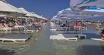 Fenomen ciudat pe Litoral în plin Cod Roşu! Marea a inundat plaja de la Costineşti, şezlongurile „au intrat la apă”: „Șezlong la apă 100 lei, șezlong pe uscat 50 lei”
