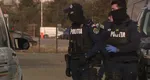 Percheziţii la clanurile Pian şi Purcel, suspectate că au forţat mai multe tinere să se prostitueze. Unii dintre suspecţi, săltați în timp ce jucau barbut