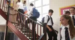 Se interzic uniformele școlare din fibre sintetice și ”substanțe chimice permanente”