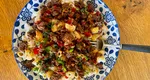 Rețeta verii 2025: paste cu iaurt și carne condimentată. Preparatul delicios care te salvează când nu vrei să stai mult în bucătărie