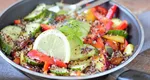 Salată grecească cu quinoa și legume. Rețeta perfectă pentru zilele caniculare