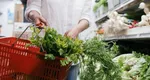Ce pun românii în coșul de la supermarket. Preferințe diferite de la o zonă la alta, însă o legumă este aproape nelipsită