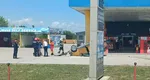 VIDEO Accident grav în Bihor, maşina s-a răsturnat în benzinărie şi a luat foc la mai puţin de un metru de pompele de carburant