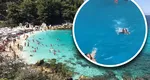 Clipe de groază pentru două turiste în Grecia. Un mistreț a apărut din senin în mare și le-a urmărit VIDEO