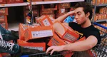 Incredibil! Magazinele dintr-un mare oraș au pe rafturi cartoane în loc de produse! Care este motivul