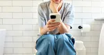 De ce nu e bine să folosești telefonul când stai pe WC. Avertisment îngrijorător al specialiștilor: „Este posibil să aibă consecințe neintenționate”
