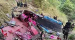 Tragedie fără margini! Un autobuz plin cu pasageri s-a prăbușit într-o prăpastie de 300 de metri. 15 oameni au murit, printre care și copii
