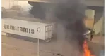 O mașină a luat foc după ce a căzut de pe o pasarelă din București. Șoferul a murit carbonizat