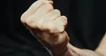 Preot din Neamț, cercetat penal după ce le-a demonstrat partenerei de viață și fiului că bătaia e ruptă din Rai