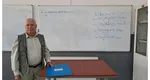 Un profesor de 80 de ani începe un nou an școlar. Predă fizică și este de 56 de ani la catedră