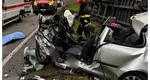 Tragedie la Cluj. Doi tineri de 25 de ani, morţi după coliziunea dintr-o maşină şi un camion plin cu cherestea
