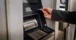 Funcția secretă a butonului roșu de pe bancomat care vă poate salva economiile: „Bancomatele eliberează din motive de securitate mai întâi cardul și abia apoi numerarul”