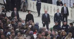 Bolojan nu a scăpat de furia românilor nici la sfințirea Catedralei Mântuirii Neamului. Premierul a fost, din nou, huiduit și umilit: ”Demisia! La pușcărie! Hoțule!”