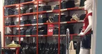 Haine de brand la prețuri de outlet! Ce urmează să facă retailerul aflat în insolvență cu hainele rămase din colecțiile mai vechi