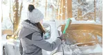 Cinci articole de bază pe care orice șofer trebuie să le aibă în maşină pe vreme rea. Nu v-aţi fi gândit la ochelari de soare şi lanternă!