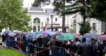 A început pelerinajul de Sfânta Parascheva. Mii de oameni stau la rând în ploaie pentru a se închina la moaşte, la Iași