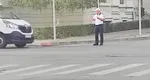 Ştiţi bancul cu câţi poliţişti schimbă un bec? Un agent a fost trimis să dirijeze circulaţia şi un echipaj să-l supravegheze VIDEO