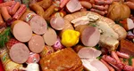 Din ce sunt făcuți crenvurștii, parizerul și șunca de Praga din magazine. Ce spun rezultatele de laborator despre mezelurile preferate ale românilor: „Avem puțină carne”