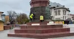 Monument curățat într-un mod brutal, la Focșani. Muncitorii s-au apucat să-l frece cu peria de sârmă: „Au încercat să arate bine de sărbători”