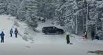 Primul „cocalar” de pârtie a devenit viral în Ajunul Anului Nou. Un turist a ajuns cu SUV-ul pe pârtie de Revelion, imagini colosale cu drifturile involuntare VIDEO