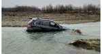 Un BMW X5 a ajuns în râu. Șoferul beat și fără permis și-a abandonat bolidul în apă