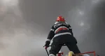 Incendiu la acoperişul unei clădiri cu locuinţe în Brașov. 30 de persoane au fost evacuate / Miros de gaze şi la şcoala unde votează Nicuşor Dan