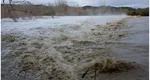 Alertă lângă București! Poduri rupte de viitură după golirea Barajului Mihăilești. Localnicii sunt speriați de inundații VIDEO
