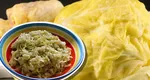 Salata de varză murată, garnitura perfectă pentru pomana porcului sau carne la garniță în zilele reci de iarnă. Ingredientul cheie care îi dă gust 