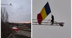Stegarul dac sărbătorește 1 Decembrie cocoțat pe o macara din București, de unde strigă ”Turul doi înapoi!”. Echipajele de intervenție negociază cu el să coboare, a fost adusă și o saltea gonflabilă