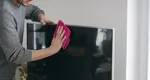 Cum se curăță CORECT ecranul televizorului. Trucul care te scapă de praf și murdărie timp de o lună