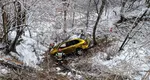 Accident grav în judeţul Argeş. Un Porsche Cayenne colantat în aur, de aproximativ 100.000 de euro, a căzut într-o râpă. Trei persoane au fost rănite