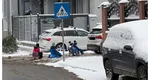 Copii trași cu sania de un BMW. Fotografia care a ajuns virală pe rețelele de socializare: ”BMW-ul fuge, nimeni nu-l ajunge…”