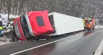 Un TIR cu lămâi s-a răsturnat în Mehedinți, iar localnicii au venit să fure. Val de accidente din cauza ninsorilor în România