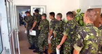 Tinerii români care efectuează stagiul militar, obligați să se întoarcă în țară, în cazul unui război. Nicușor Dan a semnat legea