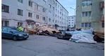 Acoperișul unui bloc, smuls de vântul puternic și aruncat peste mașinile parcate în zonă. Momente dramatice în Bistrița