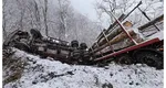 Momente șocante pe un drum înghețat din județul Sibiu. Un camion plin cu lemne a căzut într-o râpă. Șoferul a supraviețuit ca prin minune