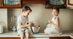 De ce copiii sunt fascinați de ustensilele de bucătărie. Specialiștii arată cum pot influența dezvoltarea celor mici