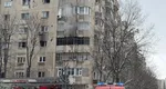 O persoană a suferit arsuri şi 30 de vecini au fost evacuaţi în urma unui incendiu într-un bloc din capitală.