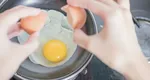 Cum să faci ouă ochiuri fără ulei. Trucul simplu folosit de bucătarii cu experiență