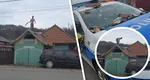 Un bărbat urcat pe acoperiș a atacat cu țigle polițiștii veniți să-l dea jos. Le-a spus că nu coboară până nu îi pun o manea