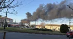 Incendiu puternic la o fabrică din Arad. Fumul dens a acoperit tot orașul. Autoritățile au emis RO-ALERT