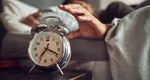 Ce ar trebui să faci când te trezești înainte să sune alarma. Te ridici sau mai dormi puțin?