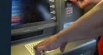 Atenţie la noua escrocherie „firul invizibil” la bancomate. Metoda simplă prin care hoţii îţi fură cardul şi îţi află codul PIN
