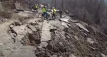 În judeţul Vâlcea, 79 de case au rămas izolate după ce un drumul s-a rupt din cauza ploilor. Primarul spune că sunt soluţii, dar nu are bani, fără ajutorul Guvernului
